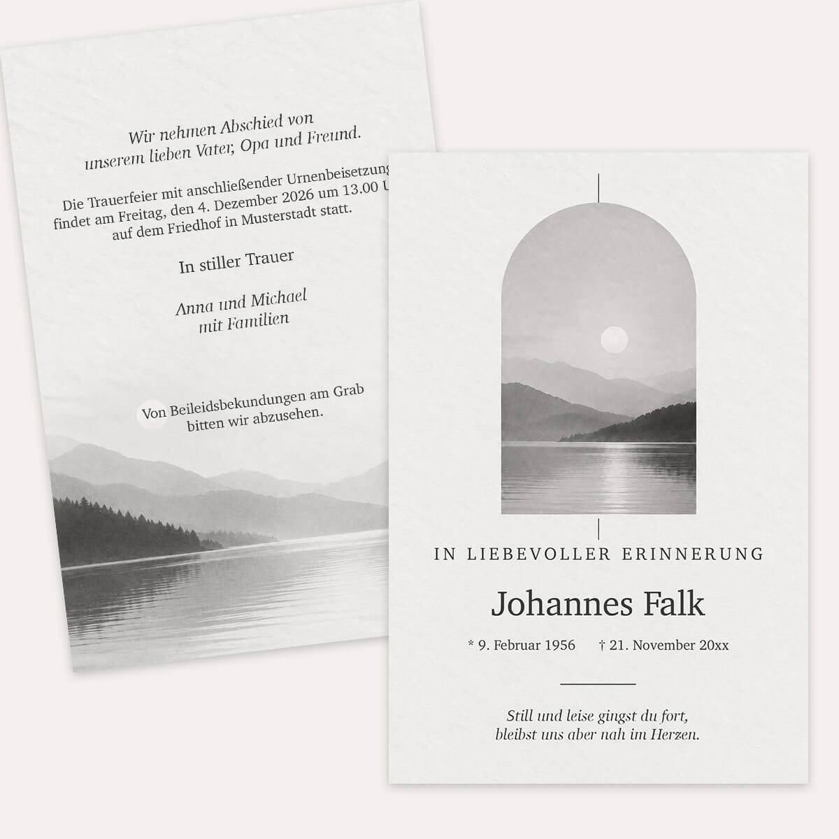Moderne Einladung zur Trauerfeier Stille Weite mit Bergsee und grafischem Bogen in Grau und Schwarz-Weiß #Postkarte