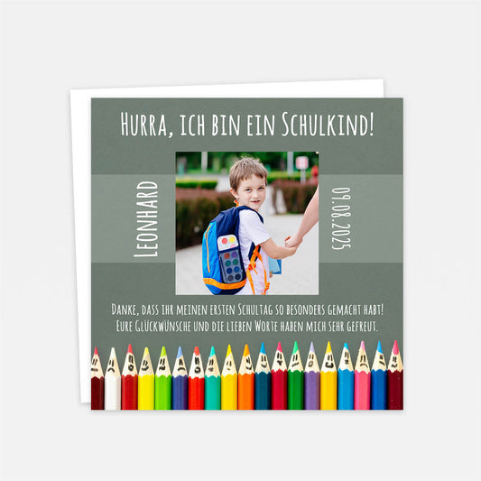 Personalisierte Karte zum Schulanfang mit eigenem Foto, Name und Datum. Farbenfrohes Buntstift-Design und Platz für einen persönlichen Text. #Fotokarte