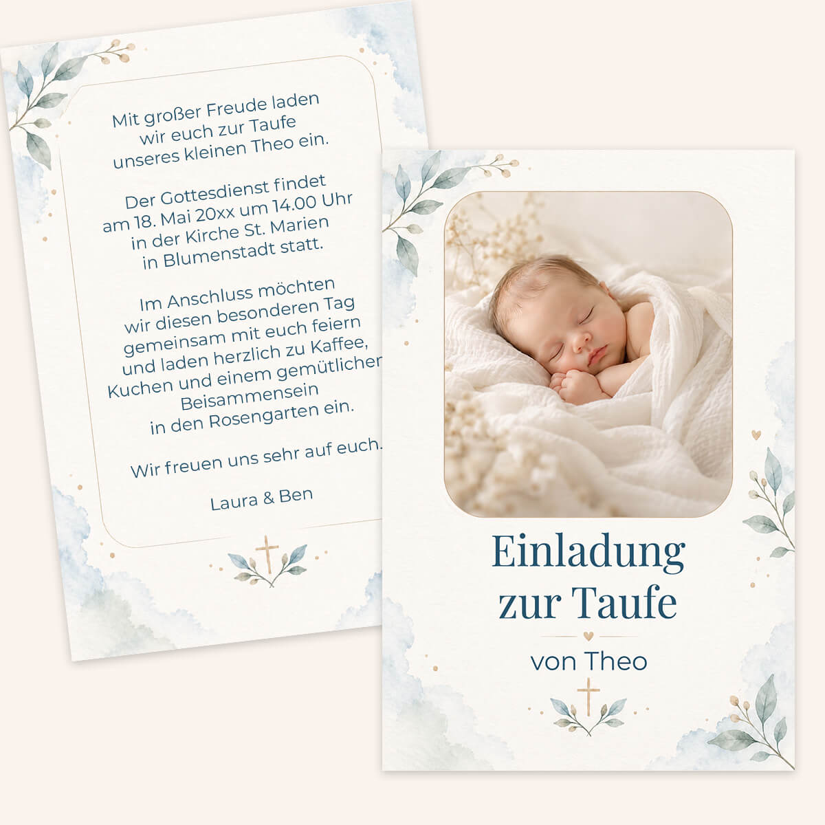 Taufeinladung mit Babyfoto, blauem Aquarellrand, Eukalyptus-Zweigen und kleinem Kreuz #Postkarte #Pastellblau