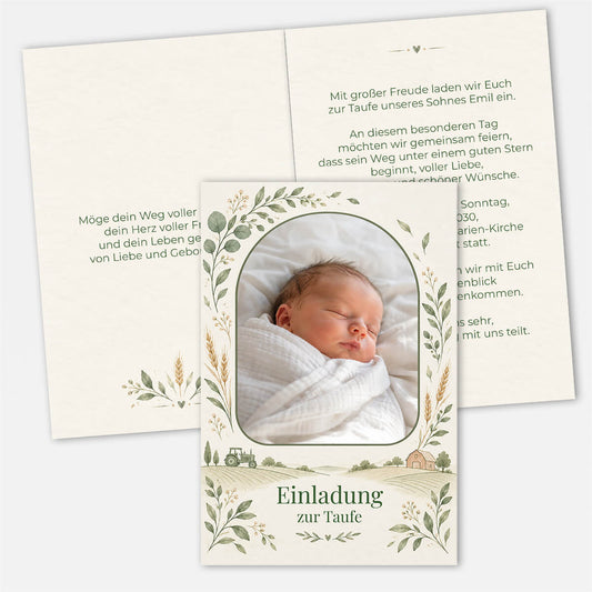 Taufeinladung Feldsegen mit Babyfoto, grünen Blättern, Ähren, kleinem Traktor und natürlicher Landschaft #Klappkarte