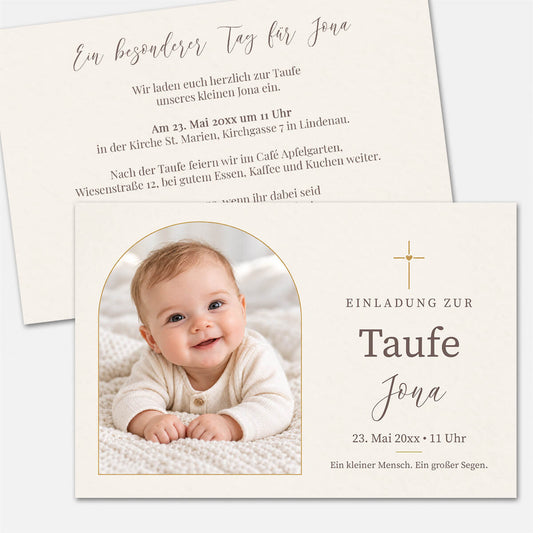 Edle Taufeinladung Goldbogen mit Babyfoto, feinem goldenen Rahmen, kleinem Kreuz und eleganter Typografie #Postkarte