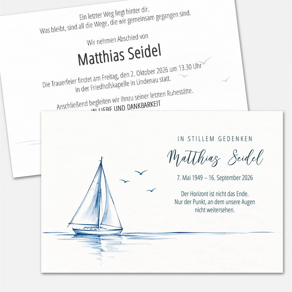 Maritime Einladung zur Trauerfeier Leiser Horizont mit blau gezeichnetem Segelboot, Möwen und feiner Wasserlinie #Postkarte