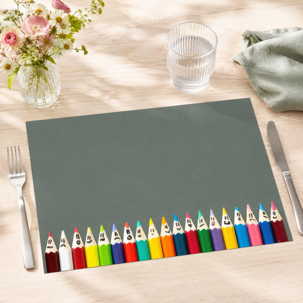 Platzset aus Papier mit buntem Stiftemotiv