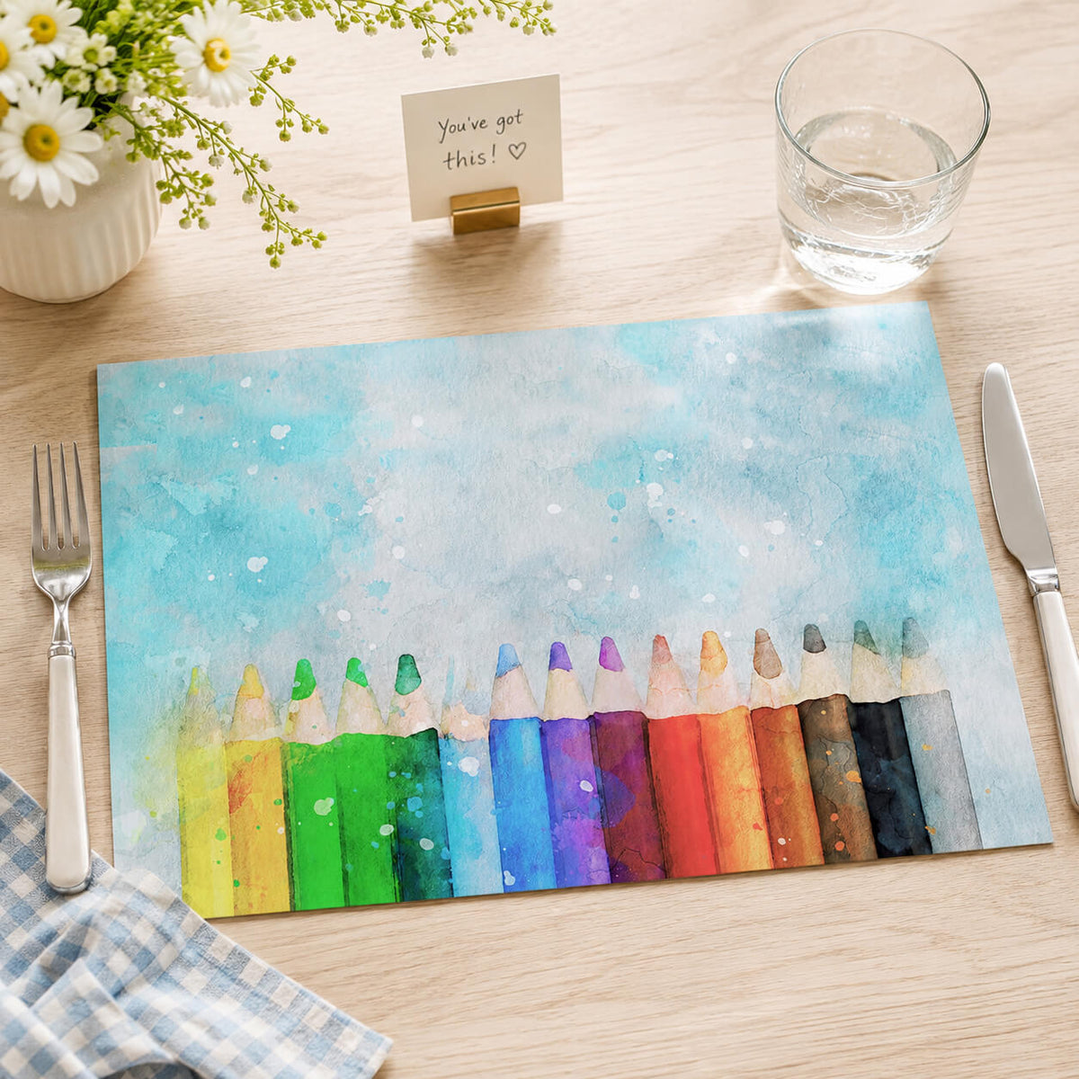 Platzset zum Schulanfang mit bunten Stiften in Aquarell