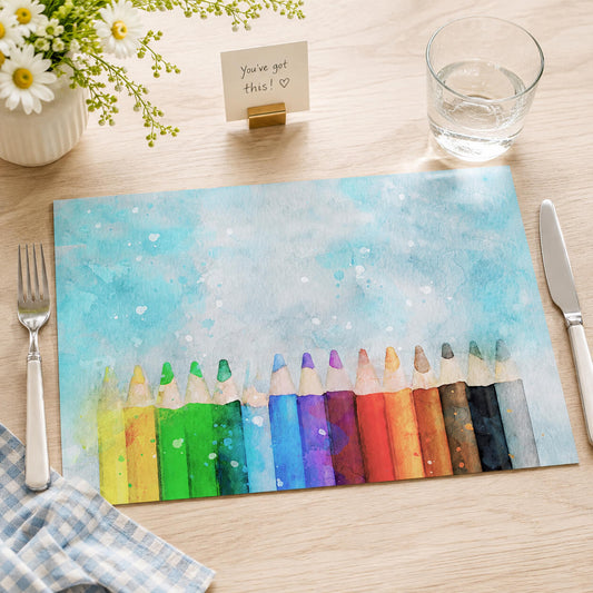 Platzset zum Schulanfang mit bunten Stiften in Aquarell
