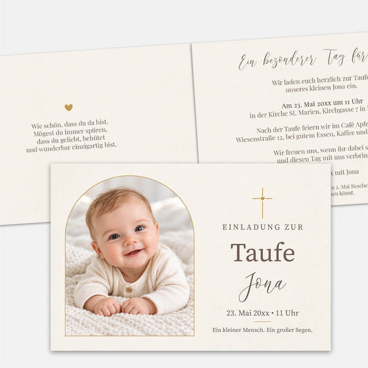Edle Taufeinladung Goldbogen mit Babyfoto, feinem goldenen Rahmen, kleinem Kreuz und eleganter Typografie #klappkarte